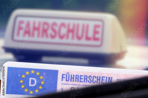 Ein Fahrschulauto und deutscher Führerschein
