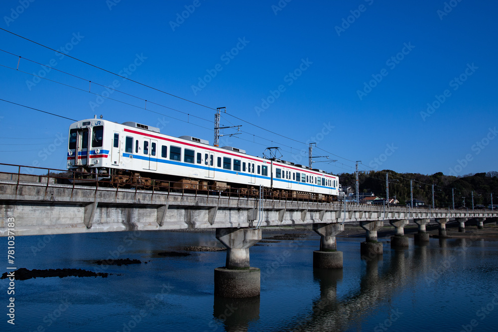 Obraz premium 通勤電車 宇部線・小野田線 105系ゆうパック色