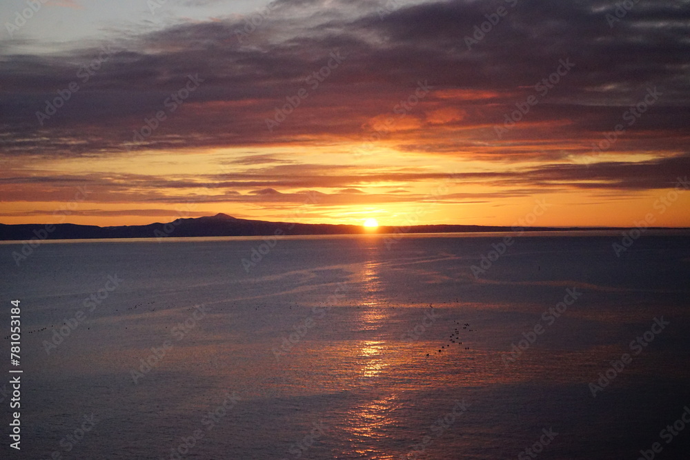 太陽が沈む直前の美しい海の色 / Beautifully colored sea just before the sun sets.