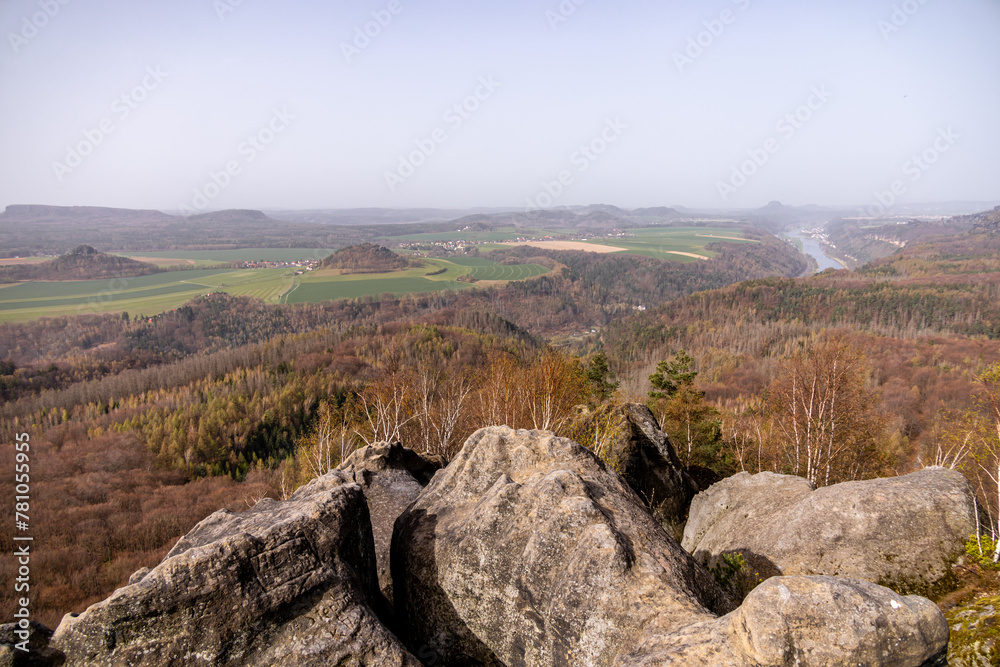 Fototapeta premium Eine frühlingshafte Wandertour über die Hirschmühle zum Carolafelsen in der Sächsische Schweiz - Schmilka - Sachsen - Deutschland