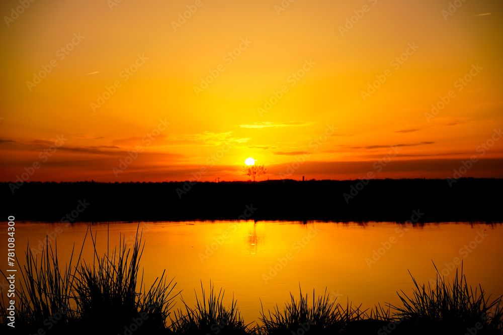 Goldener Sonnenuntergang in Hude über der Hunte.