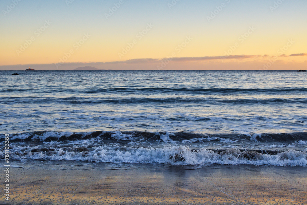 Fototapeta premium 南伊豆 弓ヶ浜 美しい海と夕暮れ コピースペースあり(日本、静岡県) Minamiizu Yumigahama Beautiful sea and sunset Copy space available(Shizuoka Prefecture, Japan)