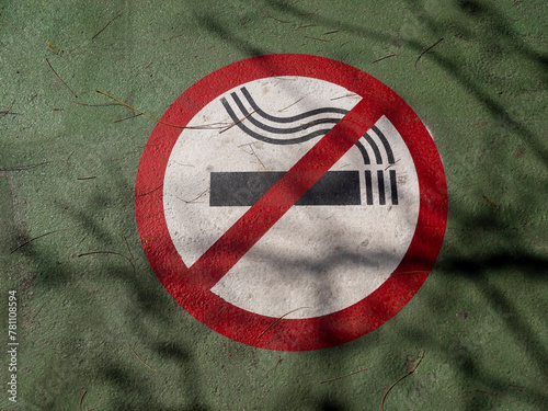 Señalización de prohibido fumar pintado en el suelo