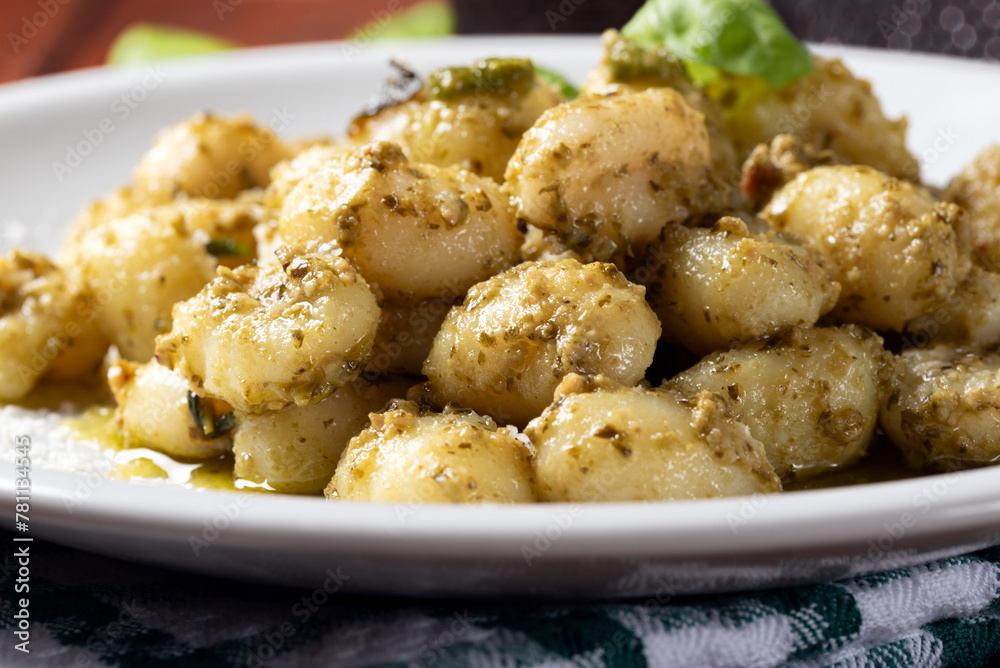 Gnocchi di patate conditi con pesto alla genovese, pasta italiana, cibo europeo Gnocchi di patate conditi con pesto alla genovese, pasta italiana, cibo europeo