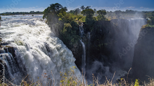 Blick in die Schlucht der Victoriafälle, UNESCO Naturerbe in Simbabwe und Sambia, Gischt der Wasserfälle vernebelt die Schlucht photo