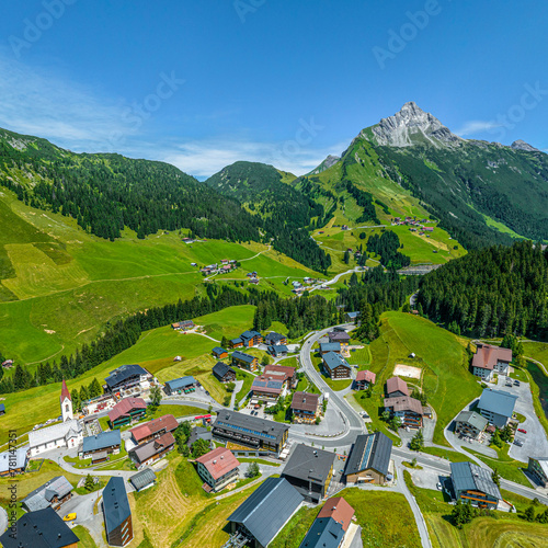 Warth im Bregenzerwald, höchstgelegene Gemeinde in Vorarlberg im Luftbild