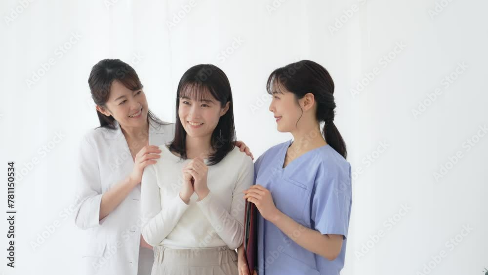 女性患者をサポートする医療従事者