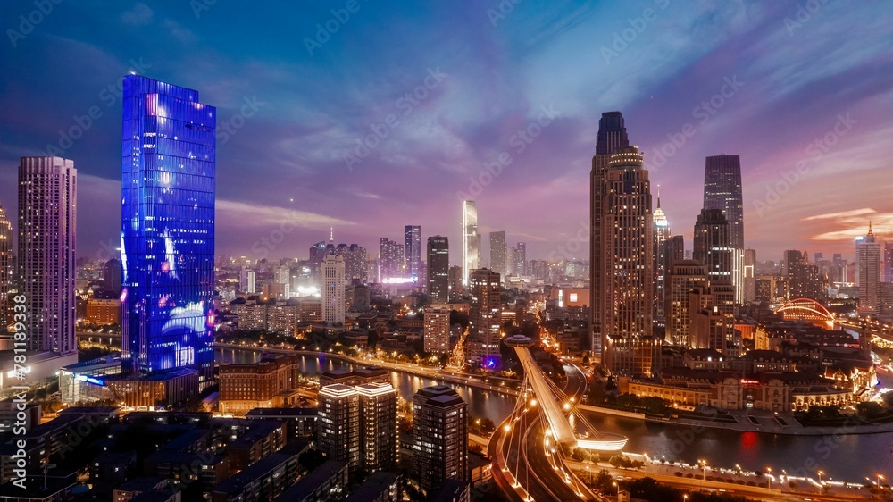 Obraz premium Beautiful skyline of a modern city on the twilight