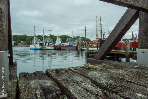 Blick von einem Bootssteg auf den Hafen und Segelboote in Flensburg
