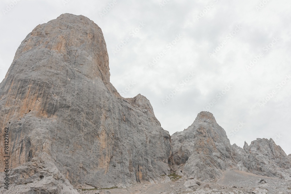 Fototapeta premium Zapierający dech w piersiach widok na Góry Skaliste w Naranjo de Bulnes, Asturia, Hiszpania