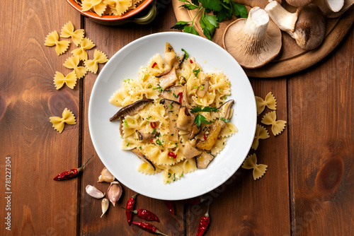 Piatto deliziose farfalle condite con peperoncino e funghi, pasta italiana vegetariana, cibo europeo 