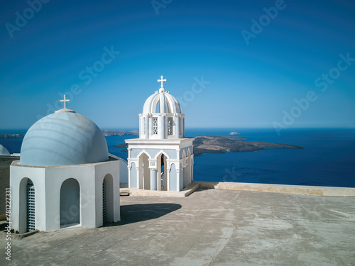 Santorini con le tradizionali cupole sul mar Egeo, panorama per cataloghi viaggi e copertine turistiche photo