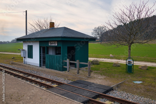 Wallpaper Mural Das nostalgische, grün-weiße Stationsgebäude der Schmalspurbahn Rasender Roland am Haltepunkt Seelvitz in der ländlichen Idylle der Insel Rügen, Mecklenburg-Vorpommern, Deutschland  Torontodigital.ca