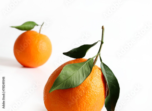 Due frutti d'arancia freschi con foglie isolati su sfondo bianco. Cibo sano e vegetariano. Copia spazio.