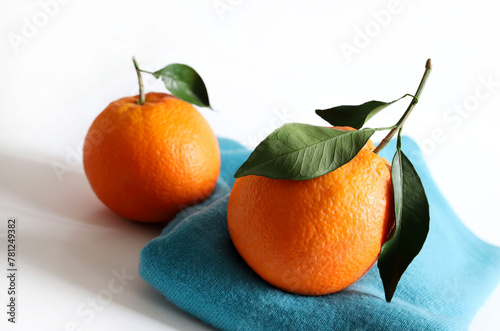 Due frutti d'arancia freschi con foglie isolati su sfondo bianco. Cibo sano e vegetariano. Copia spazio. photo