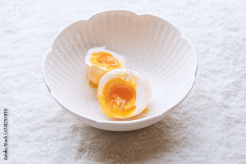 Candied eggs, also known as soft-boiled eggs, runny eggs, and soft-boiled eggs, are special cooking eggs with a semi-liquid yolk and solidified egg whites. Unique taste, egg yolk is like syrup