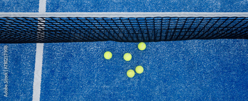 view from above of five balls next to the net of a paddle tennis court © Vic
