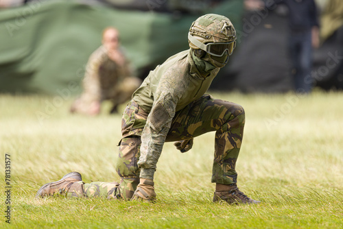 Billede på lærred A Dutch army forward observer waiting for the helicopter to land