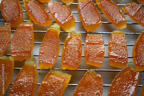 Dry the orange peels boiled in syrup on a wire rack. Glassy and translucent orange peels.