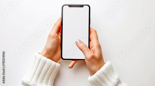 Eine Frau hält ein Smartphone 