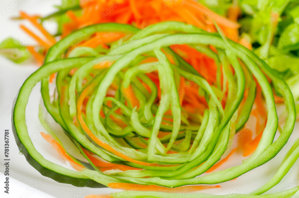 Légumes coupés en spaghettis pour cuisine saie et produits frais en ia