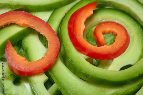 découpe de légumes, concombres et poivrons coupés en longueur photo