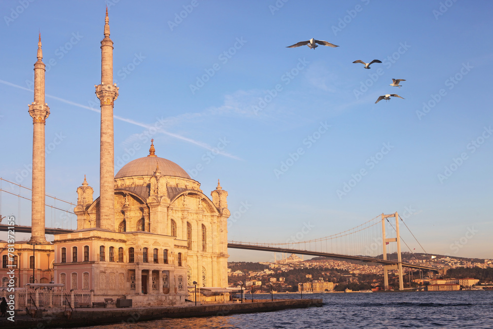 Obraz premium Beautiful view of Ortakoy Mosque at sunset facing the Bosphorus canal, Istanbul, Turkey
