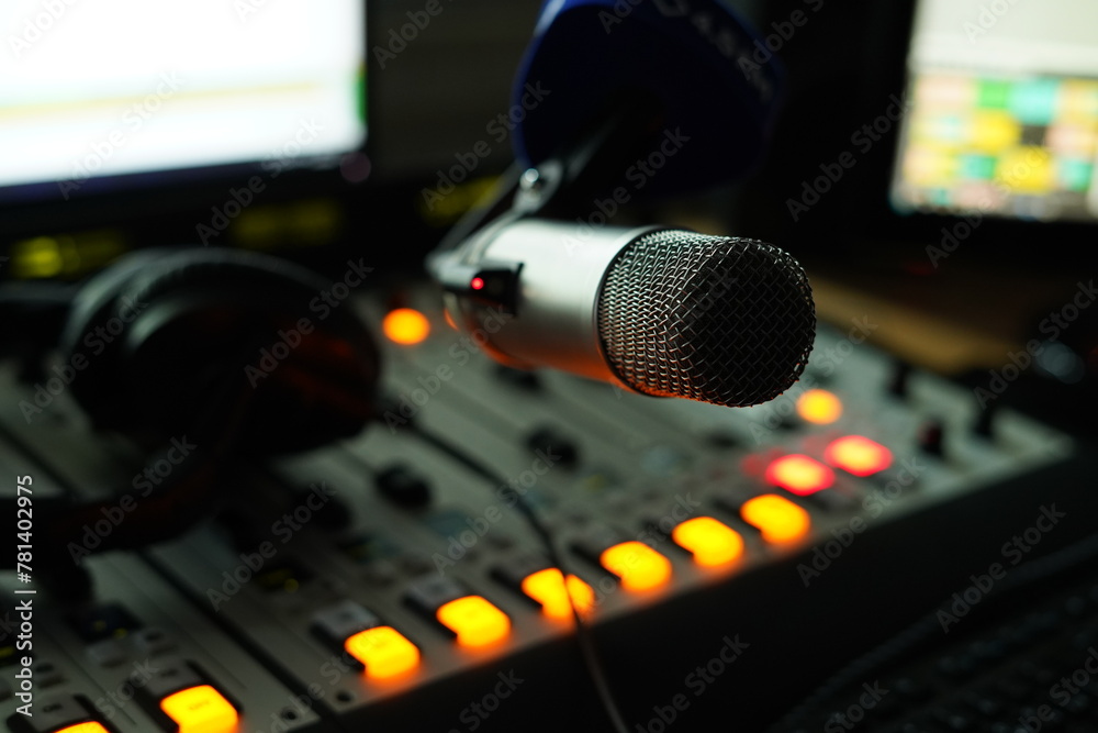 dj mixer with headphones dj mixer with headphones