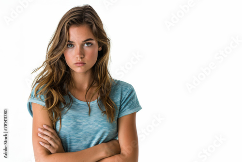 femme triste au bord des larmes, les bras croisés sur fond blanc, espace pour texte