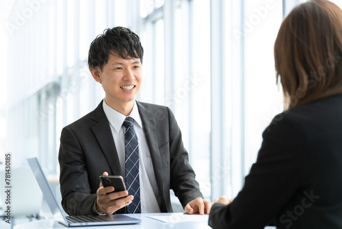 打ち合わせをする男女のビジネスマン