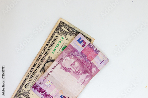 Nota de 1 dólar e 5 reais em papel isolados em fundo branco photo