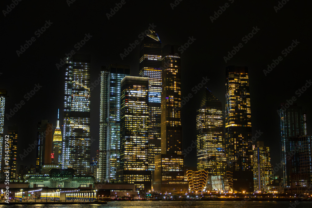 Fototapeta premium Buindings and skyscrapers at night in New York City (USA)