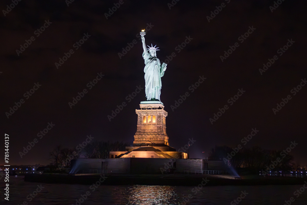 Fototapeta premium Statue of liberty at night in New York City (USA)