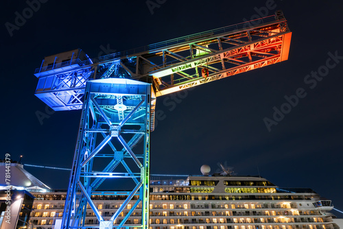 神奈川県横浜市　七色にライトアップされたハンマーヘッドクレーンと豪華客船