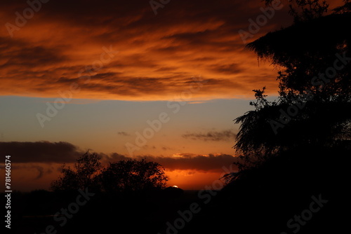 Un atardecer siempre pone el corazón nostalgico, las luces anaranjadas y naranjas son de tinieblas y amor © Saul