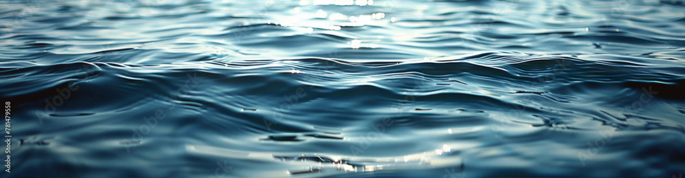 Naklejka premium Tranquil Blue Water Surface under Glistening Sunlight