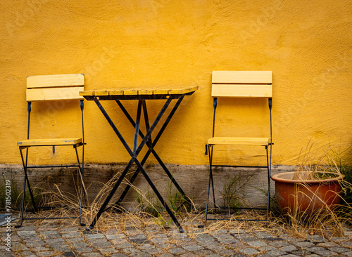 Gula stolar och bord i Jakriborg photo