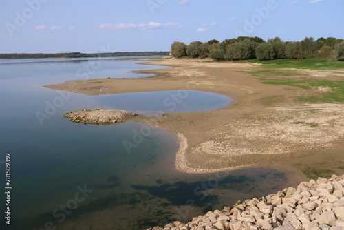 Lac du Der Chantecoq, en Champagne Ardenne, dans la région Grand Est, paysage de terre (grève) et d'eau à Giffaumont Champaubert (France)