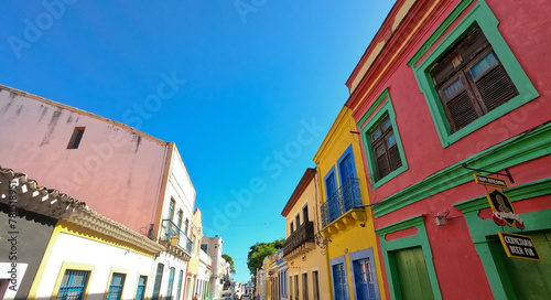 Casarões coloniais coloridos da cidade histórica de Olinda, estado de Pernambuco, nordeste do Brasil