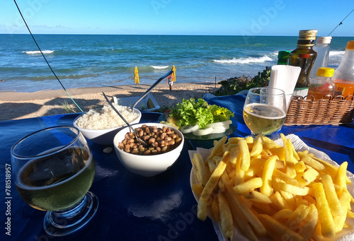 Almoço à beira mar, mesa posta em um restaurante do nordeste brasileiro na orla da praia.