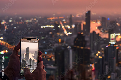 Zdjęcie nocnego miasta robione smartfonem