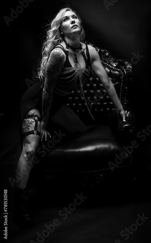 Schöne, junge, sinnliche, sexy Frau mit langen, blonden Haaren