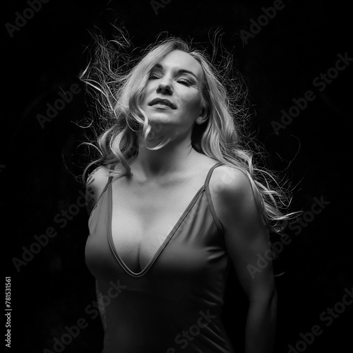 Schöne, junge, sinnliche, sexy Frau mit langen, blonden Haaren