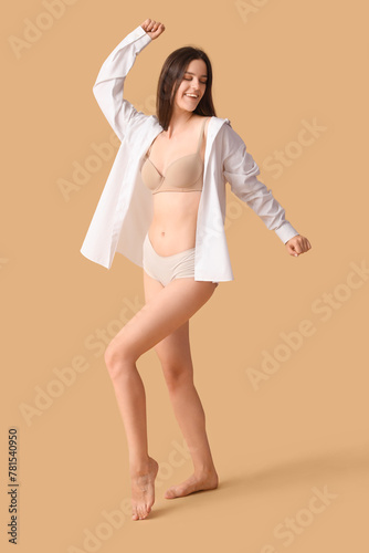 Body positive woman on beig...
