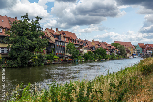Am Ufer des Flusses linker Regnitzarm in Bamberg mit Blick auf die historischen Gebäude der Stadt photo