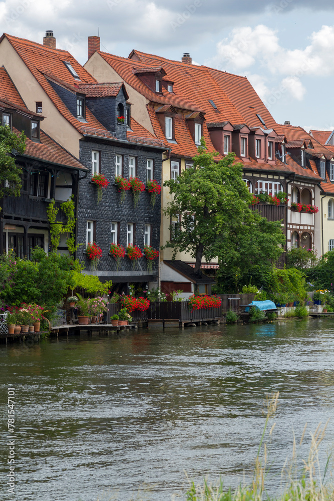Obraz premium Am Ufer des Flusses linker Regnitzarm in Bamberg mit Blick auf die historischen Gebäude der Stadt