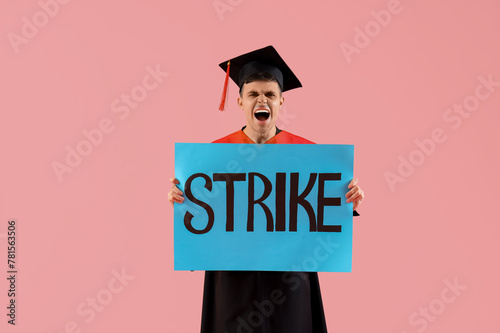 Protesting male graduate ho...