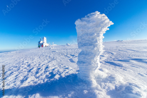 Fototapeta Naklejka Na Ścianę i Meble -  Śnieżne Kotły i Stacja RTON (Piechowice - Szklarska Poręba) w Karkonoszach zimową porą