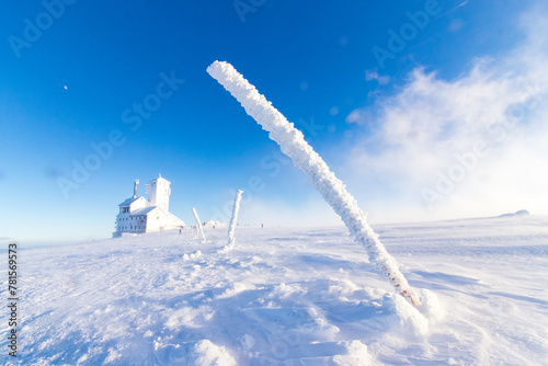 Fototapeta Naklejka Na Ścianę i Meble -  Śnieżne Kotły i Stacja RTON (Piechowice - Szklarska Poręba) w Karkonoszach zimową porą