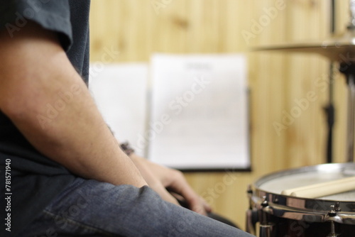 baterista no estúdio